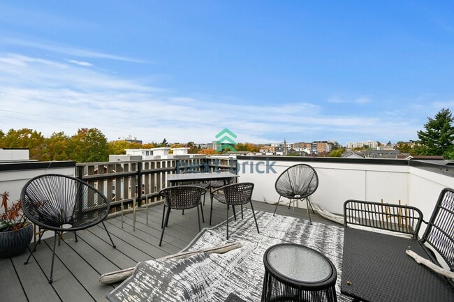 Building Photo - Beautiful 2 Bed 2.5 Bath Townhome for Rent