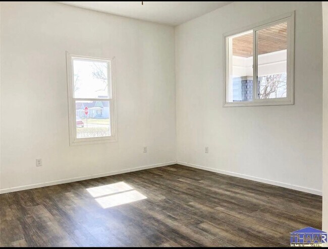 Building Photo - Charming North Side 2BR Home – Updated & M...