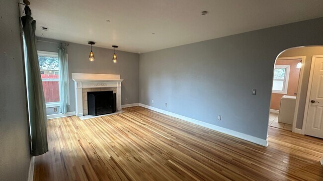 Building Photo - Portland Original Bungalow! Hardwoods, Lar...