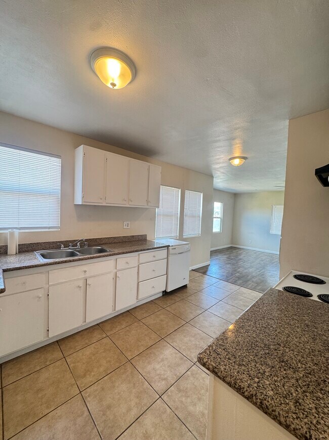 Building Photo - 611 Sheridan St