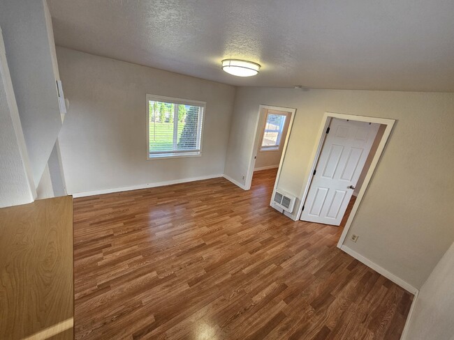 Building Photo - 2-Bedroom, 1-bathroom Home with Utilities,...