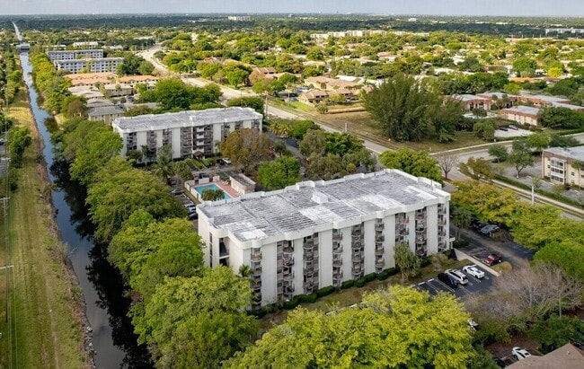 Building Photo - 2701 Riverside Dr