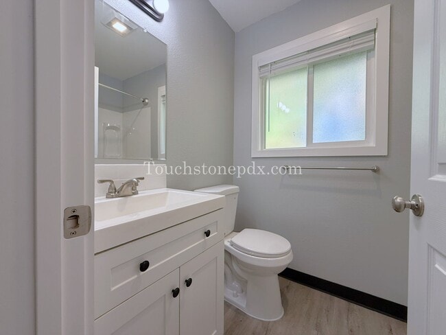 Building Photo - 1 MONTH RENT FREE! Updated 3 BR Apartment with Patio in Portland