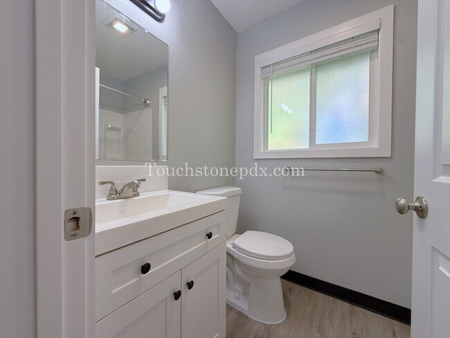 Building Photo - 2nd MONTH RENT FREE! Updated 3 BR Apartment with Patio in Portland