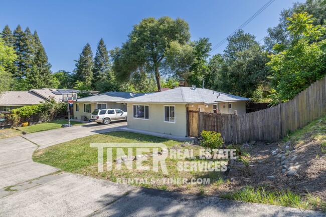 Building Photo - Charming Old Fair Oaks Duplex!