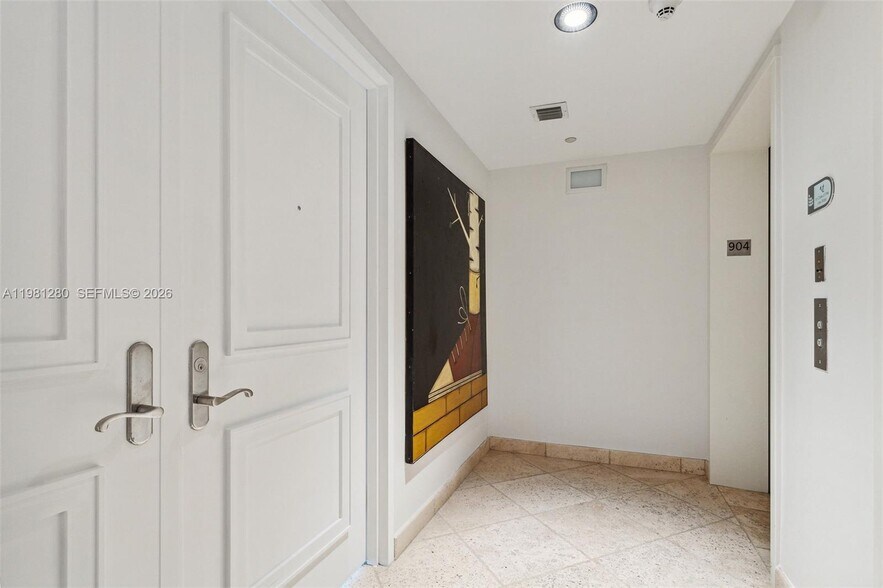 Building Photo - 1000 S Pointe Dr