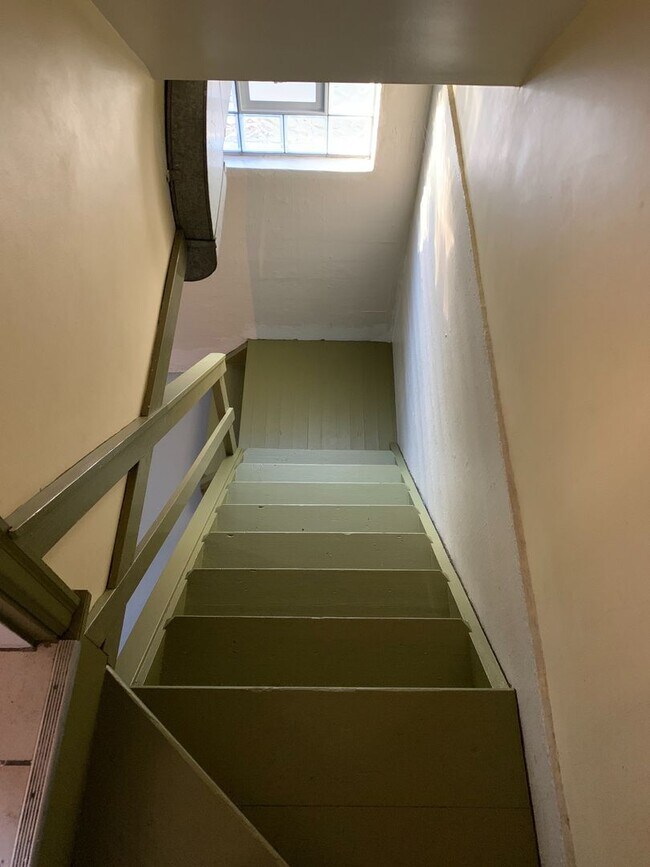 Building Photo - Lovely Two Bedroom Home on a Quiet Street