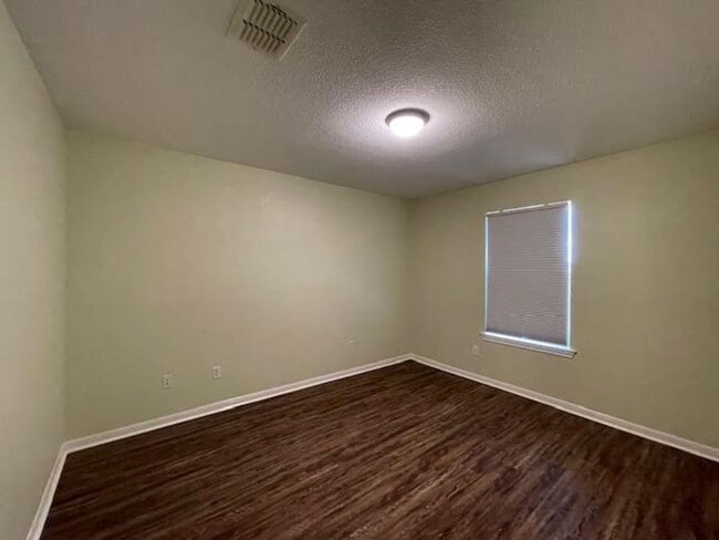 Building Photo - 806 Parkview Cir