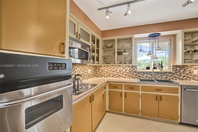 Building Photo - 417 NE 29th St