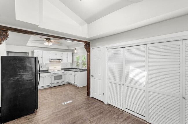 Building Photo - 3 Bedroom Home Available NOW