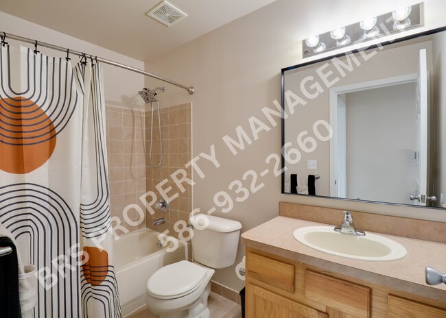 Building Photo - Clinton Township 2 bedroom 2 bath Condo