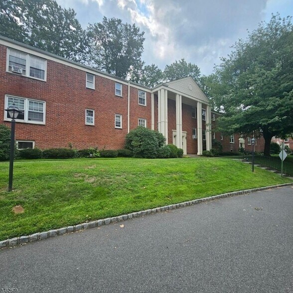 Building Photo - 390 Morris Ave