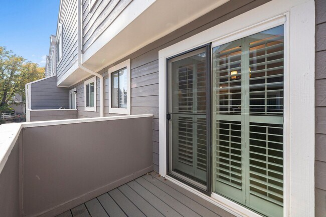 Building Photo - Loft Style Townhouse Available in Arvada!