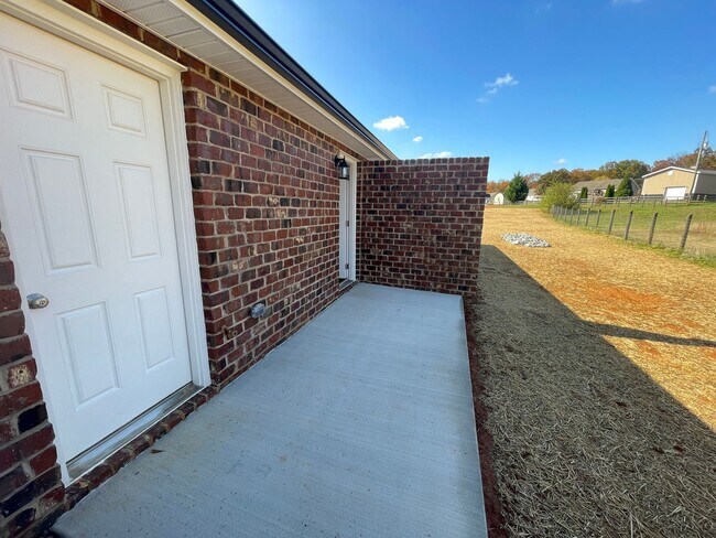 Building Photo - 4013 Eugene Dr
