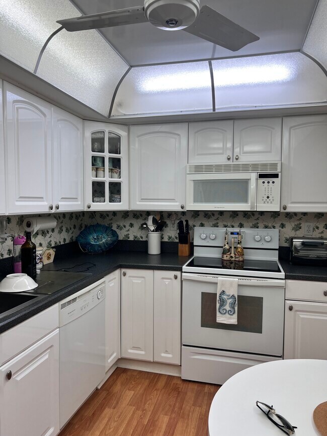 Building Photo - 255 Dolphin Point