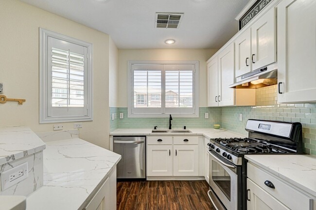 Building Photo - Stylish Townhome with Private Patio!