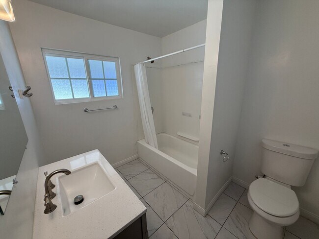 Building Photo - Huge 7 bed 3 bath house on Adobe  (Lease o...