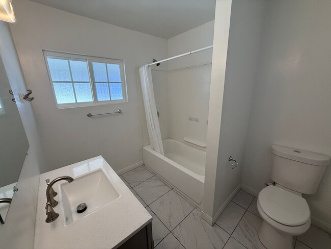 Building Photo - Huge 7 bed 3 bath house on Adobe