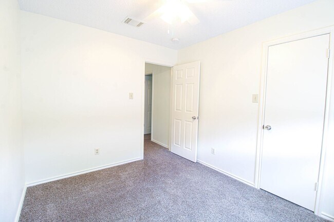 Building Photo - 8118 Chestnut Manor Dr