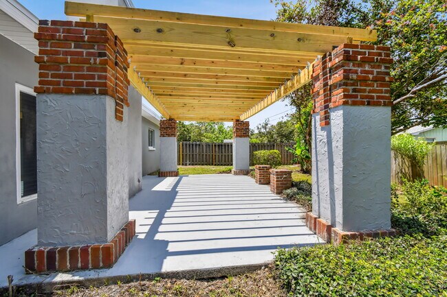 Building Photo - 528 Manor Dr