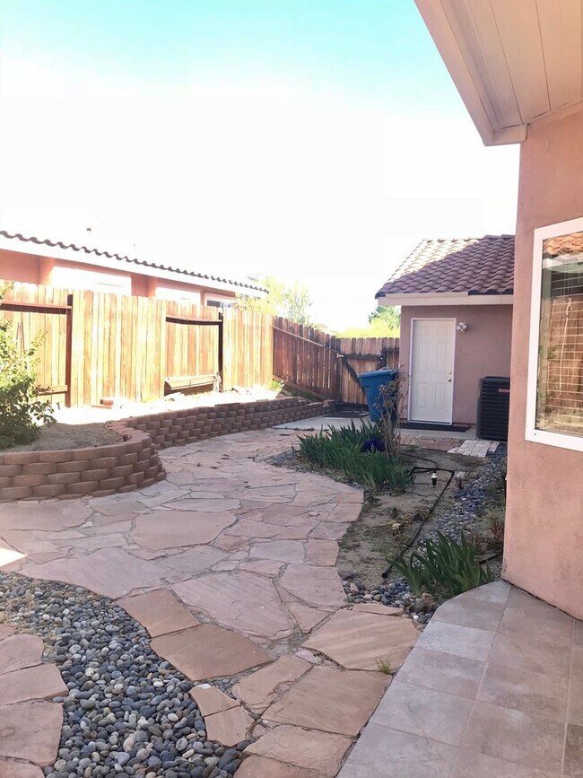 Building Photo - **Beautiful Lake Elsinore 3 Bdrm 2.5 Baths...