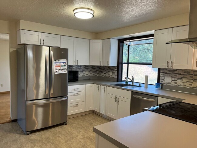 Building Photo - Beautiful One-Level Home with Sunroom, Vaulted Ceilings & Multiple Living Areas