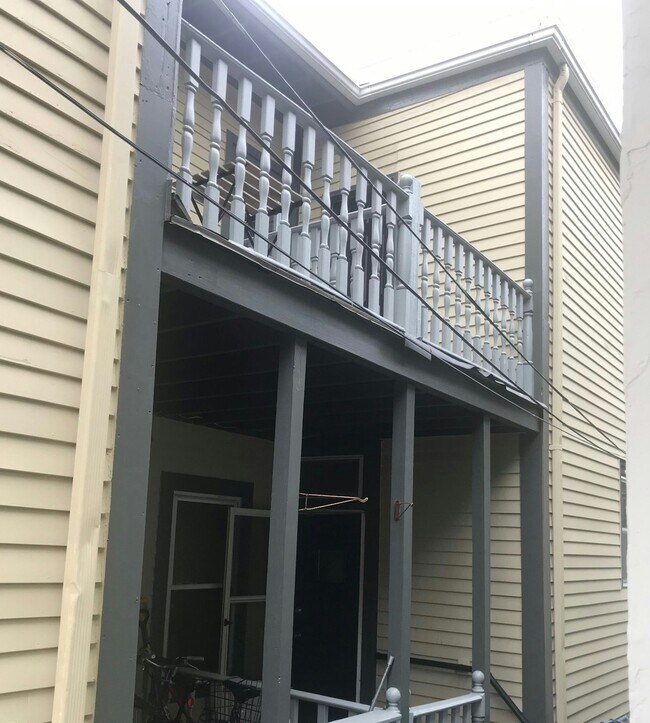 Building Photo - 204 River St