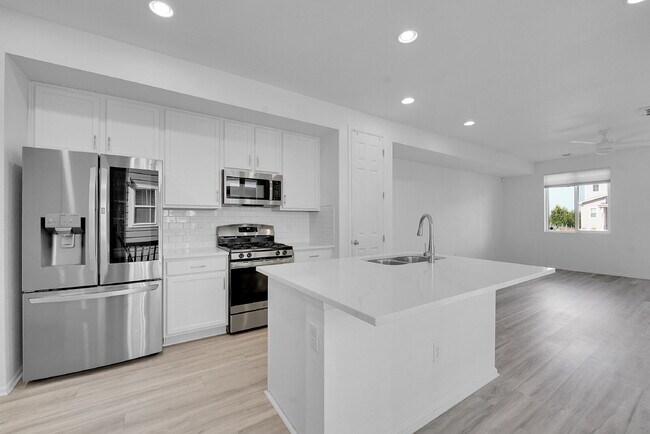 Building Photo - $2,450.00 - 3 Bedrooms, 3 Bathrooms, Singl...