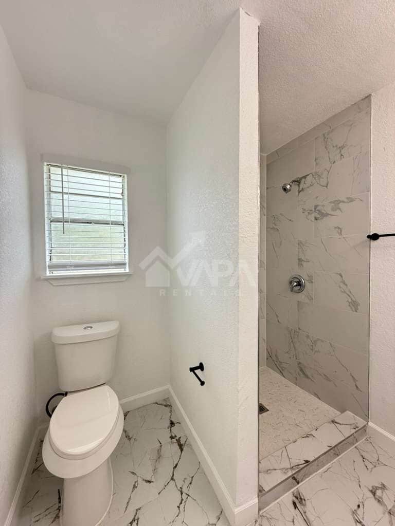 Building Photo - 411 Yolanda Dr