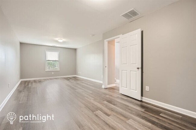 Building Photo - 213 Logan Creek Lane