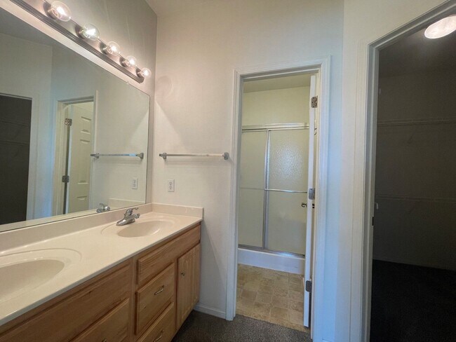 Building Photo - Townhome for Rent in Papillion