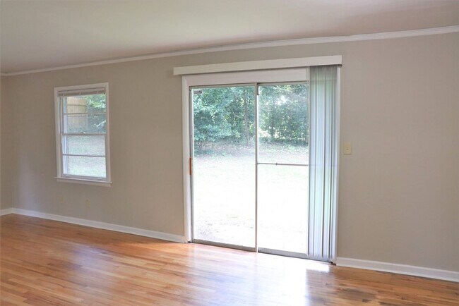 Building Photo - 3-Bedroom thats move-in ready and just wai...