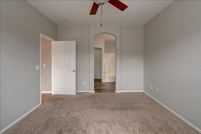 Building Photo - Fantastic 2 Bedroom Townhome minutes away to Camp Pendleton