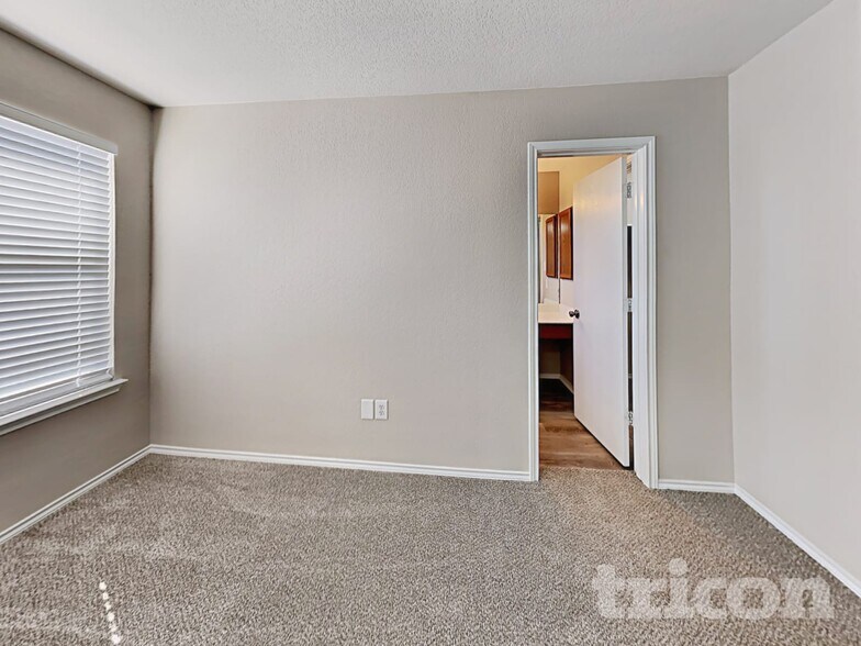 Building Photo - 6546 Benwood Crest