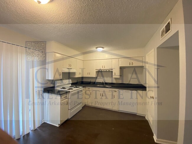 Building Photo - Duplex in NLR-Free Rent