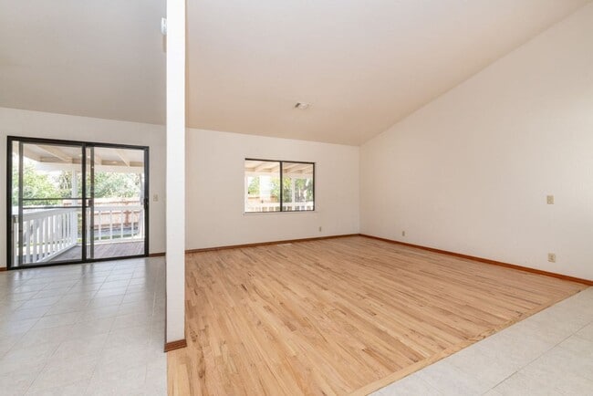 Building Photo - 3-bedroom, 2-bathroom home in great neighborhood!