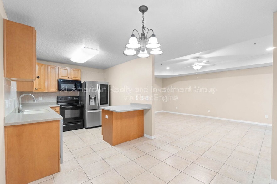 Building Photo - 12 Roserita Pl