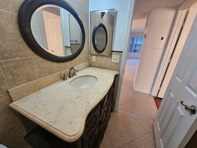 Building Photo - 9634 Park St