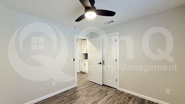Building Photo - 206 W Oxford Ln