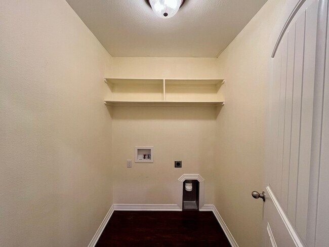 Building Photo - 2520 Meadowglen Ct