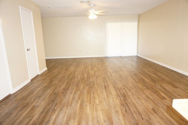 Building Photo - 3/2.5 Townhome on Westside