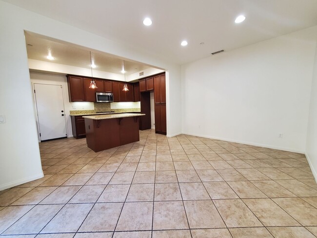 Building Photo - Spacious 4 Bedroom 3 Bath Two Story Riverp...
