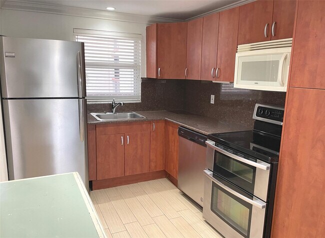 Building Photo - 9411 Evergreen Pl