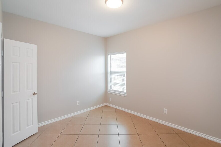 Building Photo - 2113 Beacon Way