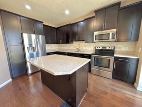 Building Photo - Rare 4 Bedroom End Unit Townhome in The Beautiful Stonemill Farms of Woodbury