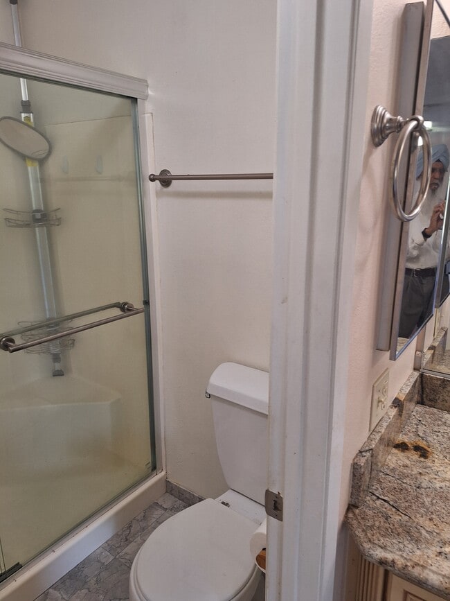 Upstair bathroom - 14900 Simonds St