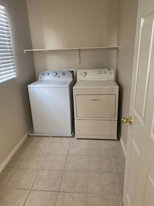 Building Photo - Cozy Two Bed Home