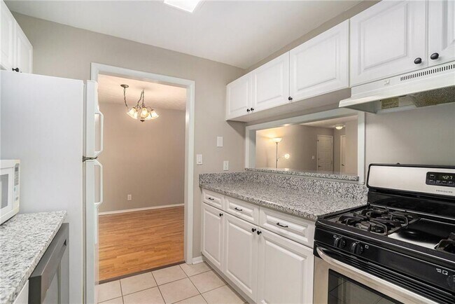 Building Photo - 1115 Summit N Dr NE