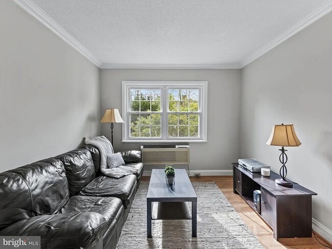 Building Photo - 2237 Farrington Ave