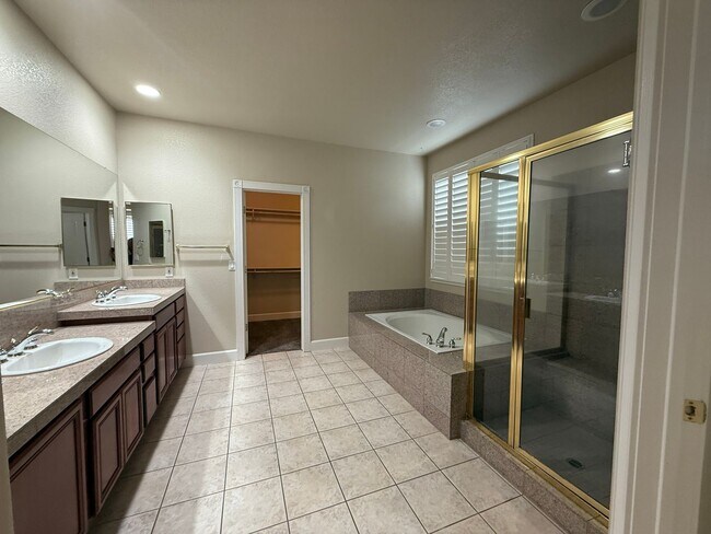 Building Photo - Beautiful 3 bed, 3 full bath two story home including a 3 car garage with 2800 sq ft of living space